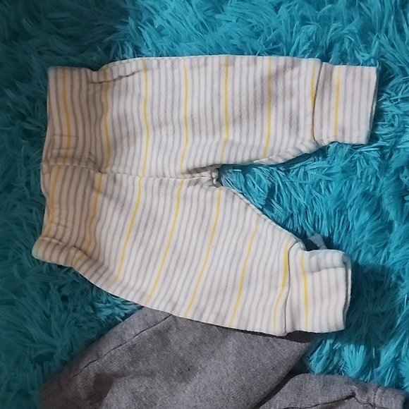 3 pairs of 0-3m gender neutral boy pants - Picture 4 of 8